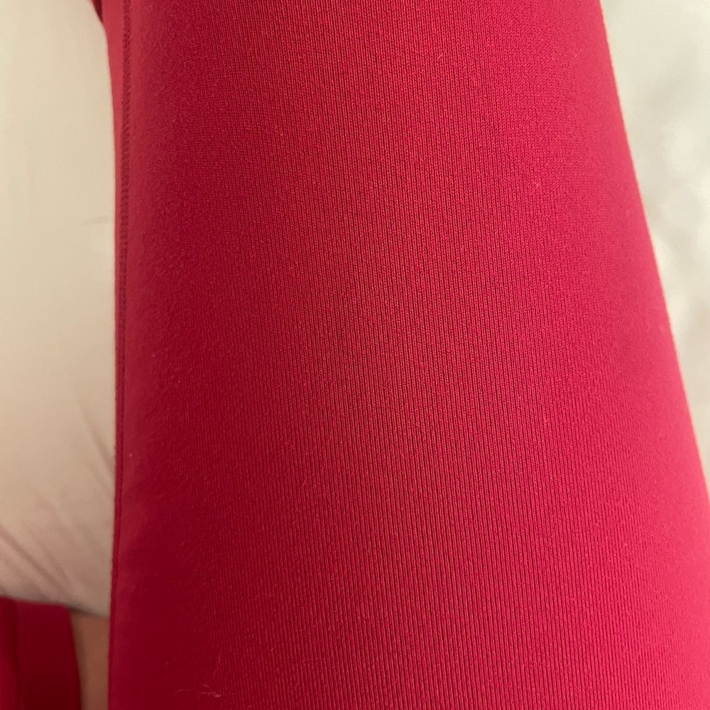 Lululemon Raspberry Capri Leggings - Size 8 - Picture 8 of 10